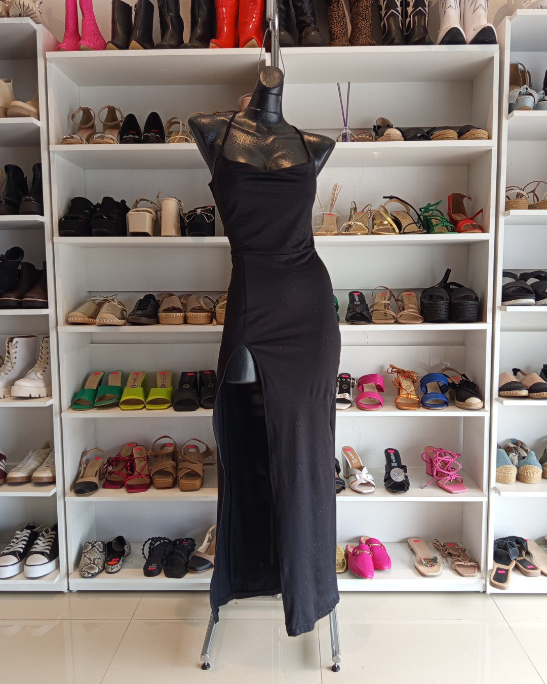 VESTIDO NEGRO CON LIGERO GLITTER NEGRO, CON ABIERTA PRONUNCIADA EN LA PIERNA