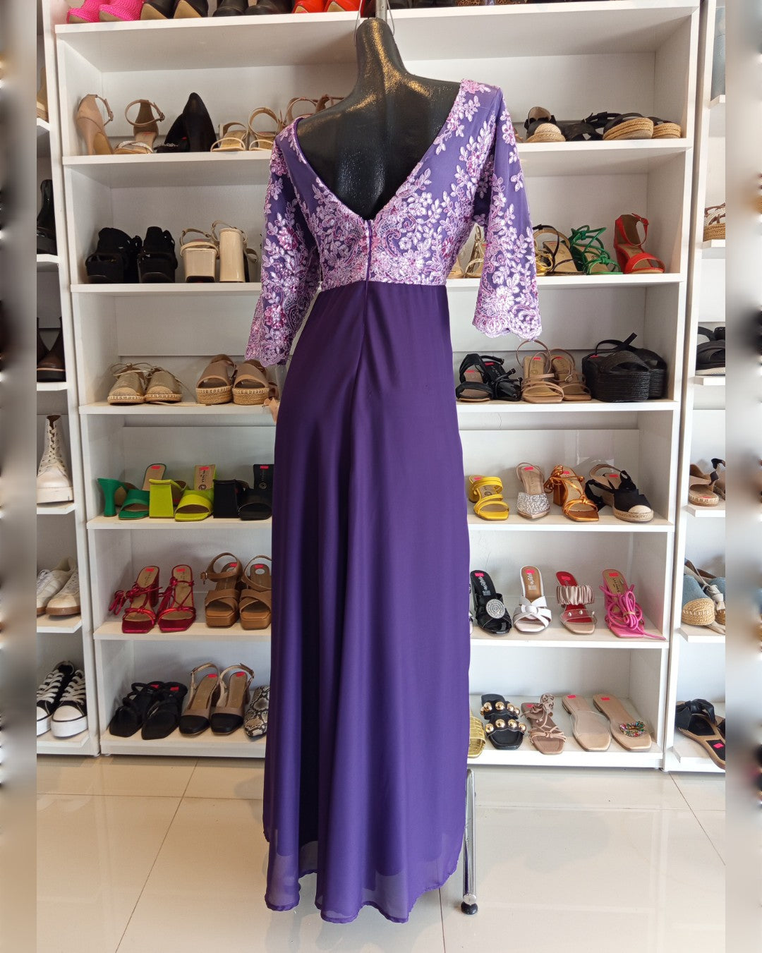 S0026 VESTIDO LARGO COLOR UVA CON APLICACIONES LILAS, MANGA TRES CUARTOS