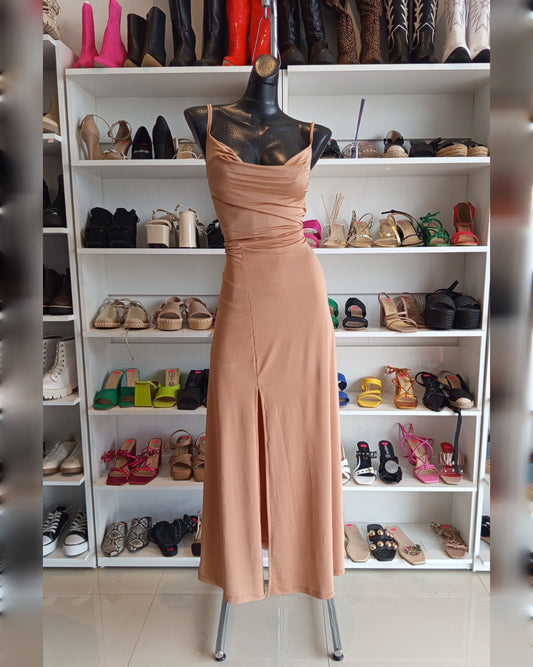 VESTIDO LARGO COLOR CHAMPAGNE DE TIRANTES CON ESCOTE DRAPEADO