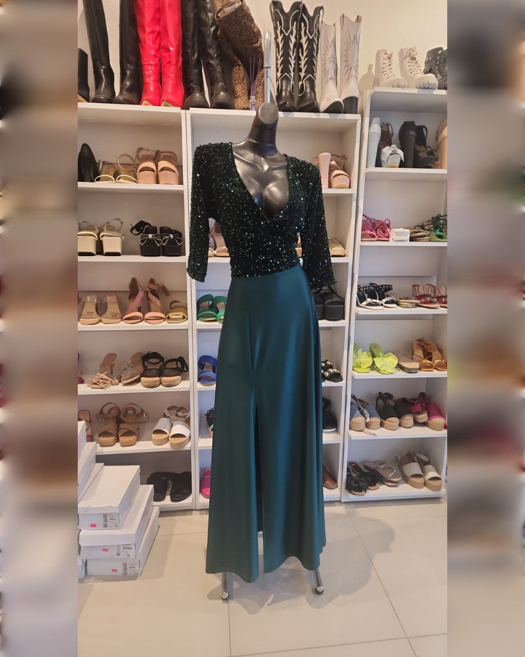 S0090 VESTIDO VERDE ESMERALDA CON LENTEJUELAS EN EL PETO, ESCOTE CRUZADO Y FALDILLA EN LÍNEA A CON AVERTURA
