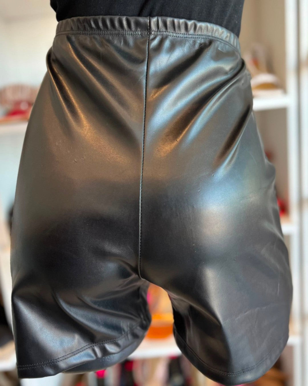 S0125 SHORT DE VINIPIEL NEGRA TIRO ALTO