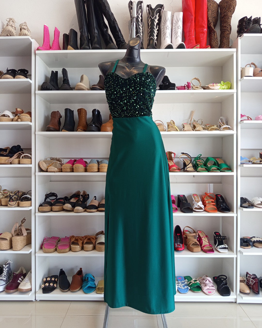 S0243 VESTIDO LARGO VERDE ESMERALDA, CON LENTEJUELAS EN EL PETO Y ABIERTA EN LA FALDA