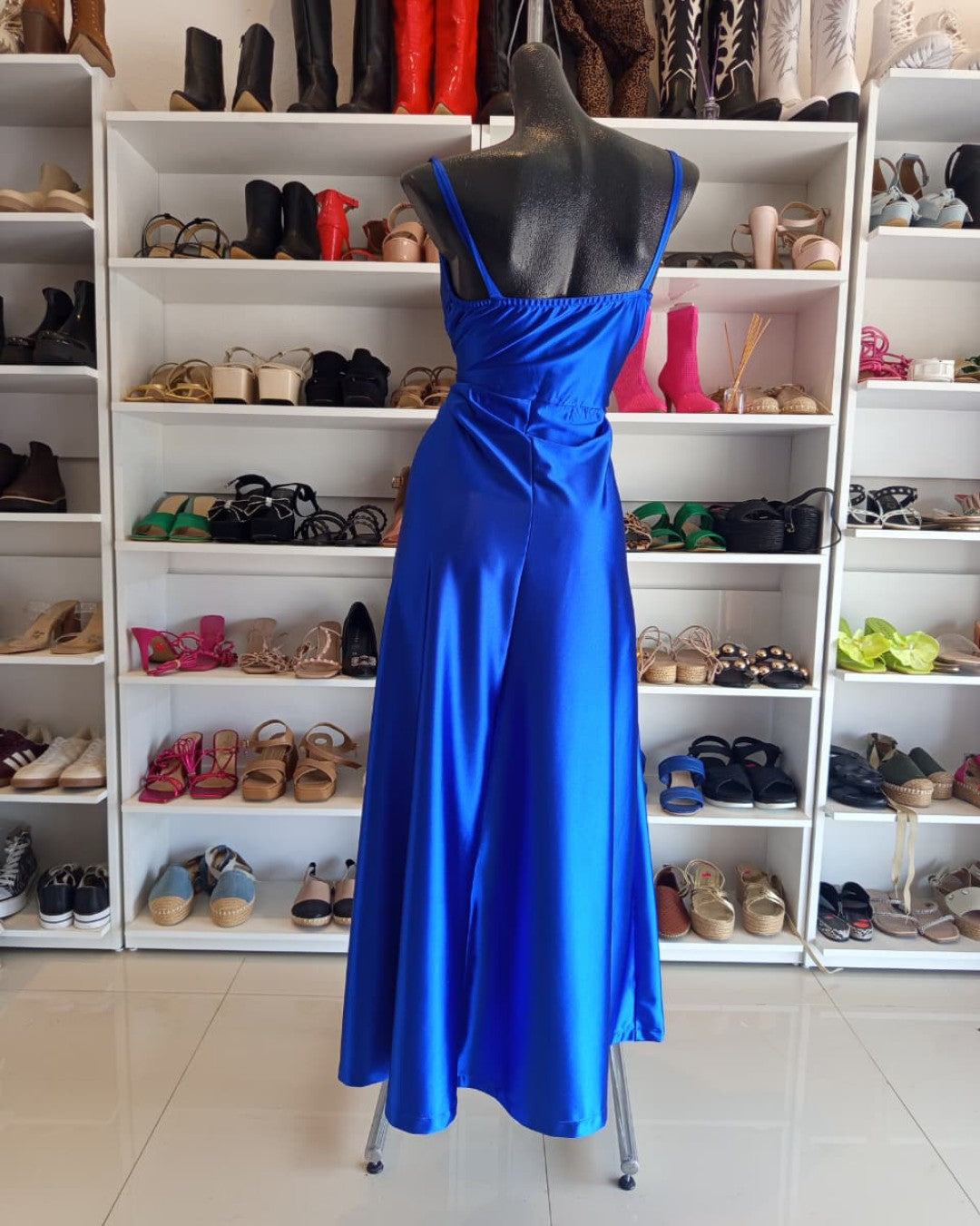 VESTIDO AZUL REY, CON FALDA LÍNEA A Y ABIERTA EN LA PIERNA