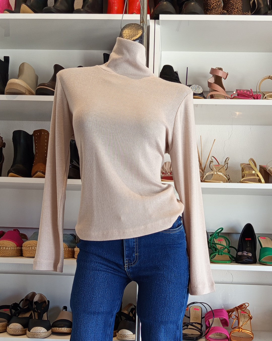 S0208 BLUSA BEIGE DE TEJIDO DE PUNTO, CUELLO DE TORTUGA
