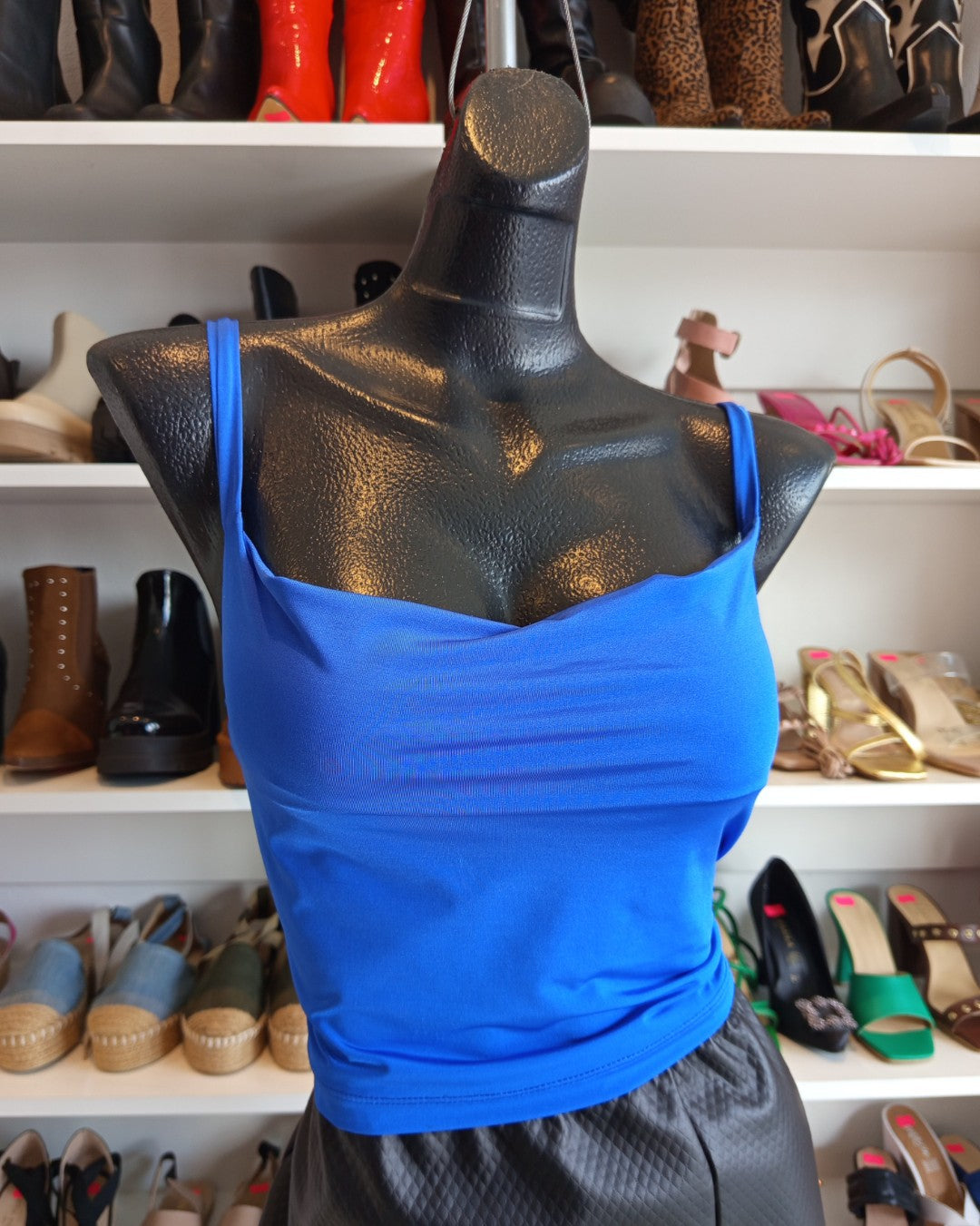 S0196 BLUSA AZUL REY, TIRANTES, ESCOTE DRAPEADO
