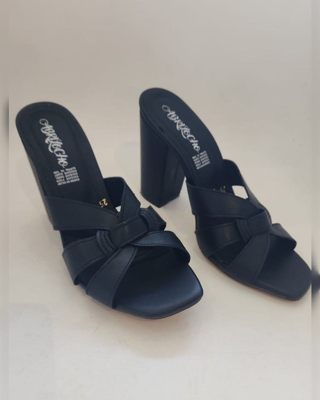 ZAPATILLAS NEGRAS CON CIRCULO
