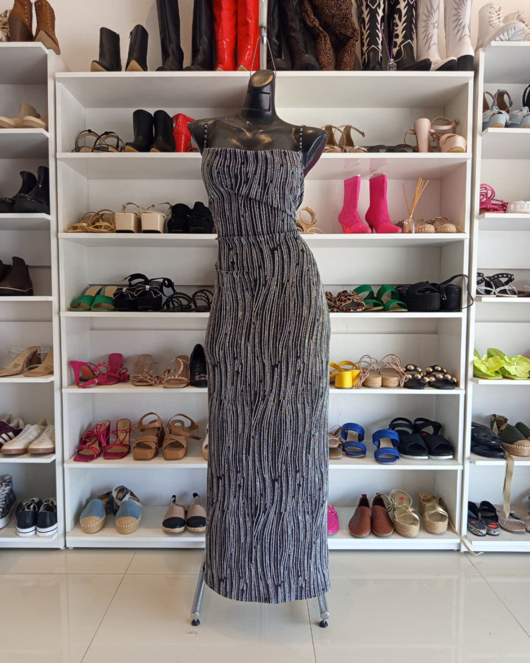 VESTIDO LARGO NEGRO CON GLITTER PLATEADO DE TIRANTES