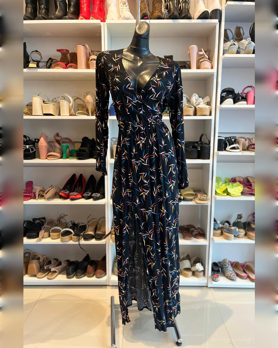VESTIDO LARGO ESTAMPADO CON FONDO NEGRO DE MANGA LARGA