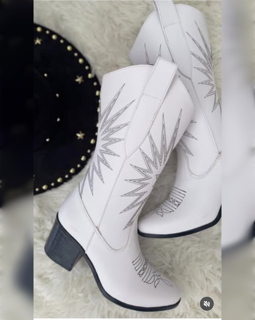 BO-0021 BOTAS LARGAS BLANCAS CON BORDADO DE ESTRELLA EN HILO NEGRO