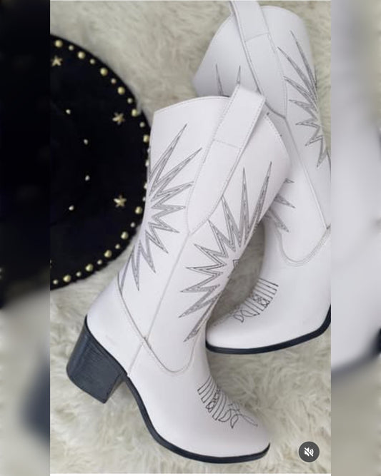 BO-0021 BOTAS LARGAS BLANCAS CON BORDADO DE ESTRELLA EN HILO NEGRO