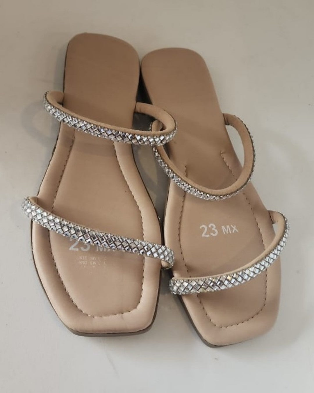 SANDALIAS CON BRILLOS PLATEADOS