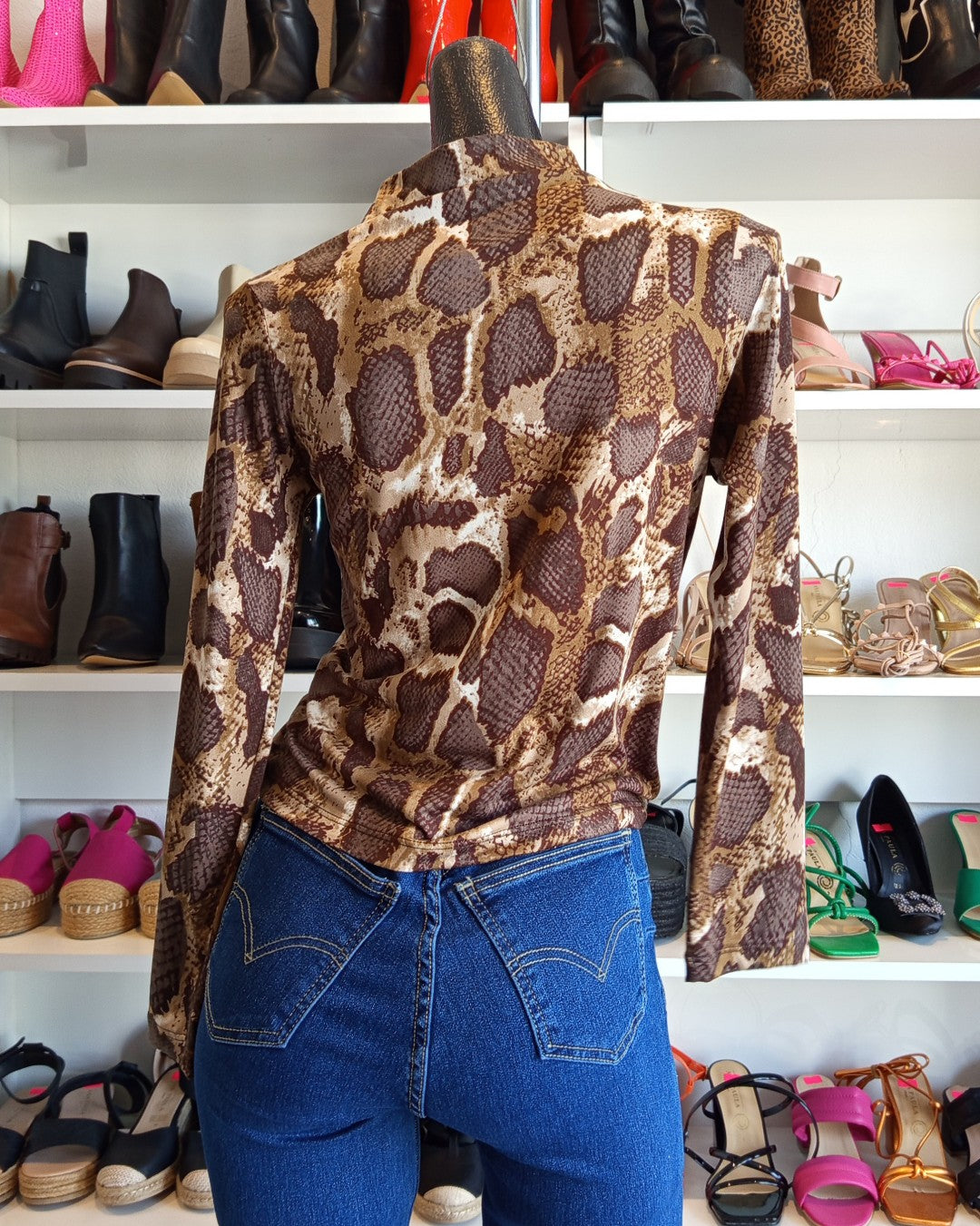 S0138 BLUSA ESTAMPADA ANIMAL PRINT VÍBORA, MANGA LARGA, CUELLO ALTO, STRETCH