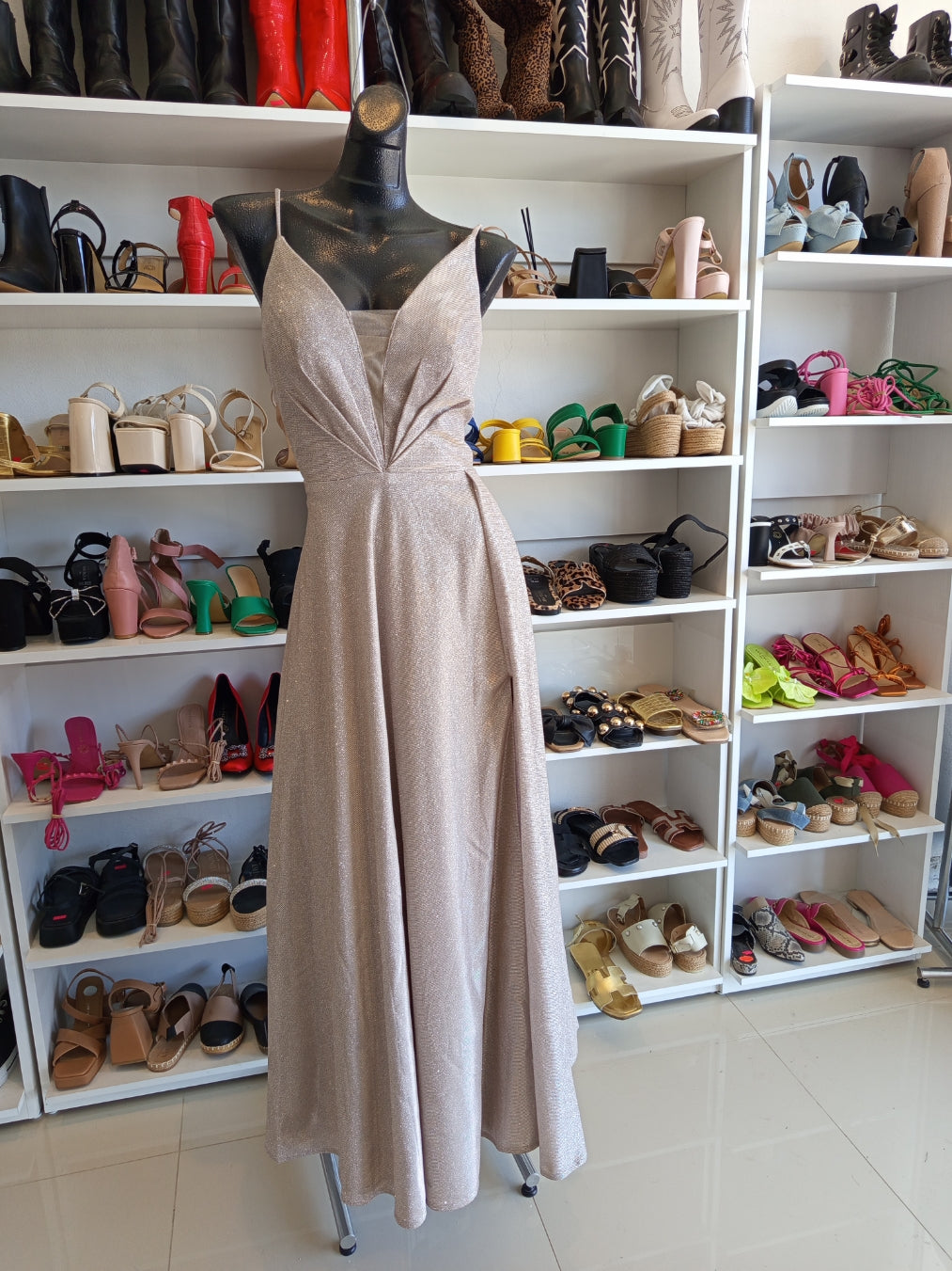 VESTIDO LARGO BEIGE CON GLITTER PLATA