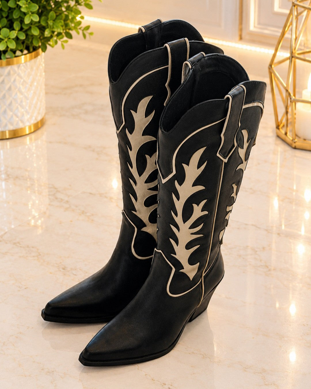 BOTAS LATGAS NEGRAS CON DETALLES BLANCOS