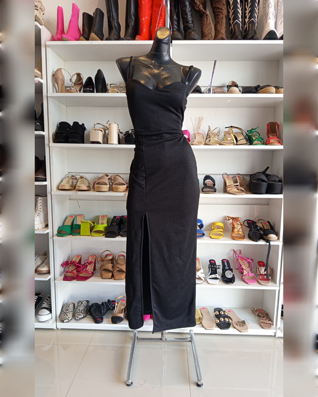 VESTIDO NEGRO CON GLITTER NEGRO, DE TIRANTES, CON ABIERTA