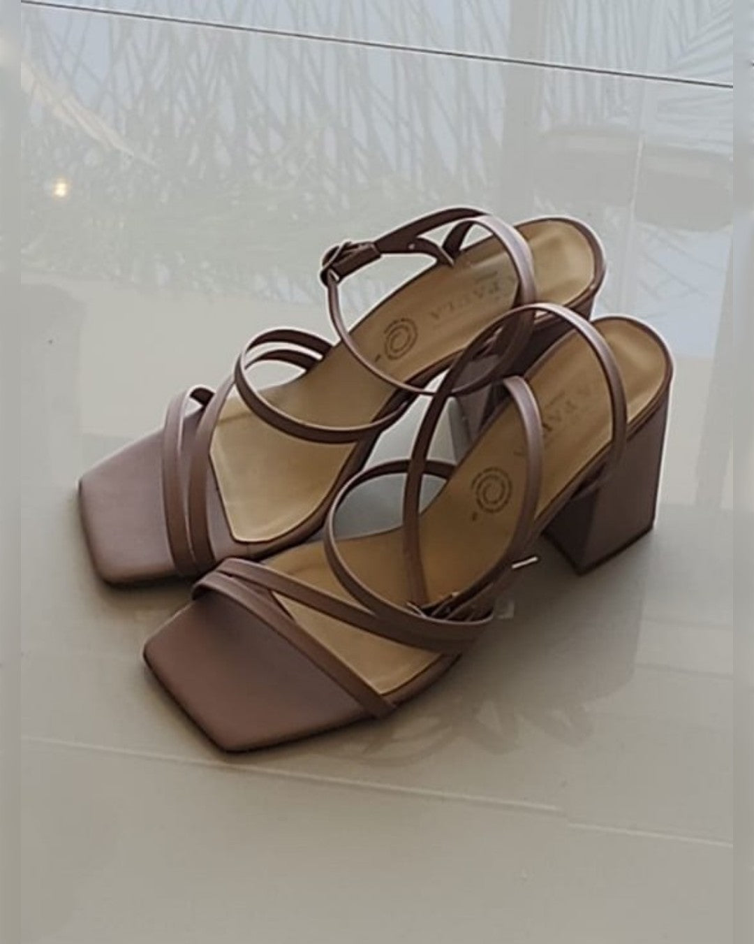 ZAP-2031 ZAPATILLAS DE TIRAS CRUZADAS CON PULCERA COLOR NUDE