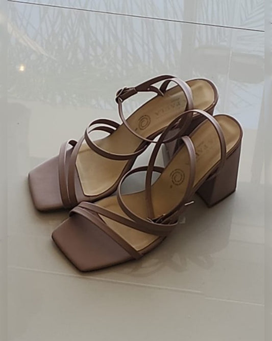 ZAP-2031 ZAPATILLAS DE TIRAS CRUZADAS CON PULCERA COLOR NUDE