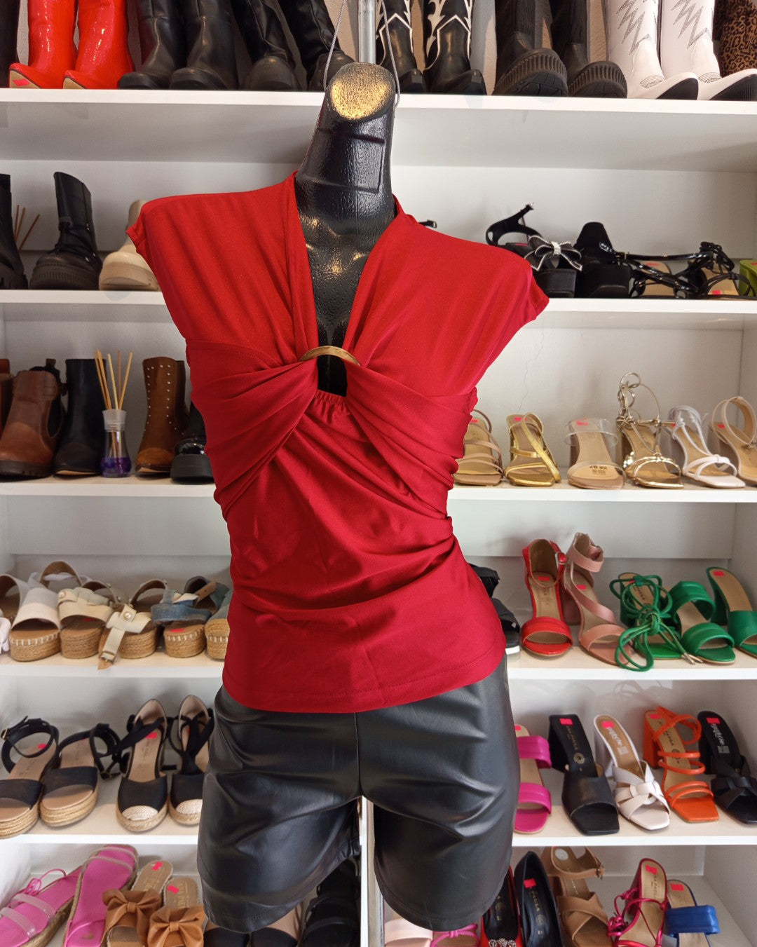 S0289 BLUSA ROJA CON ARGOLLA EN EL ESCOTE