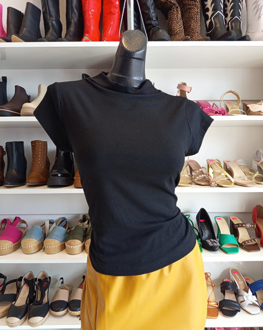 S0194 BLUSA NEGRA, CUELLO ALTO CON MANGA CORTA