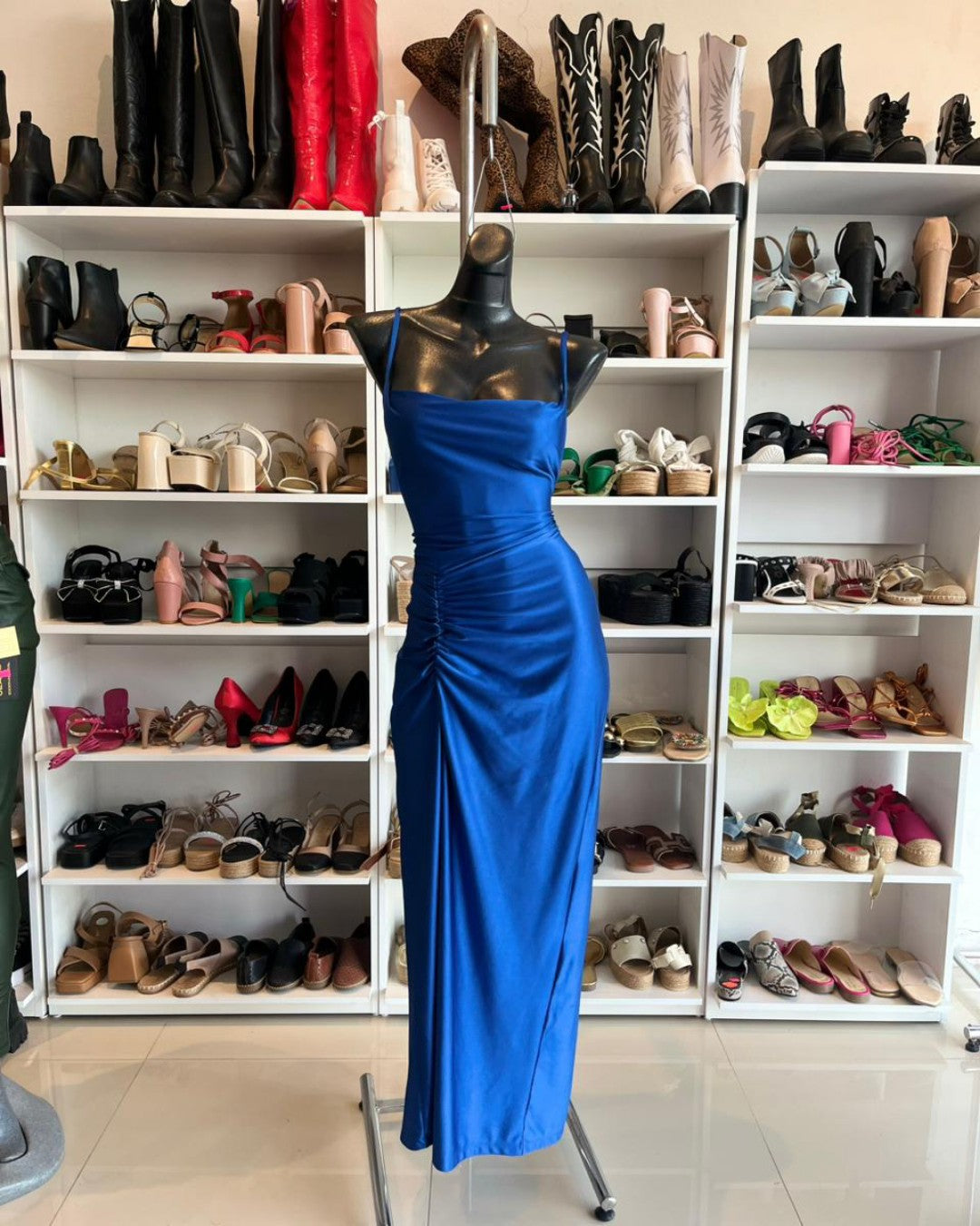 VESTIDO AZUL REY SATINADO, DE TIRANTES, CON ABIERTA DRAPEADA EN LA PIERNA