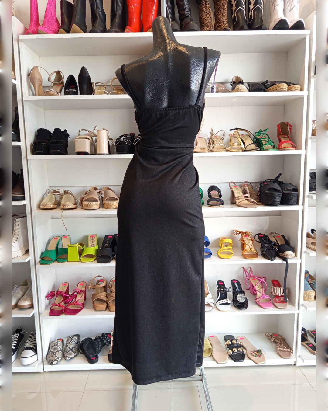 VESTIDO NEGRO CON GLITTER NEGRO, DE TIRANTES, CON ABIERTA