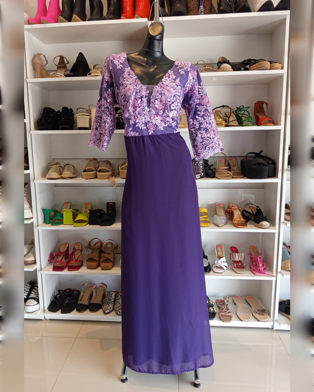 S0026 VESTIDO LARGO COLOR UVA CON APLICACIONES LILAS, MANGA TRES CUARTOS