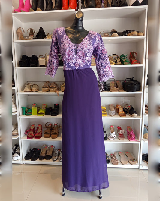 VESTIDO LARGO COLOR UVA CON APLICACIONES LILAS, MANGA TRES CUARTOS