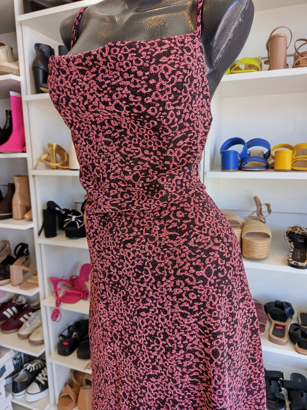 VESTIDO LARGO NEGRO CON ROSA PRINT