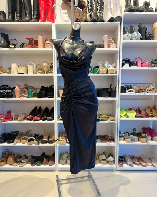 VESTIDO NEGRO SATINADO CON ABIERTA DRAPEADA EN LA PIERNA