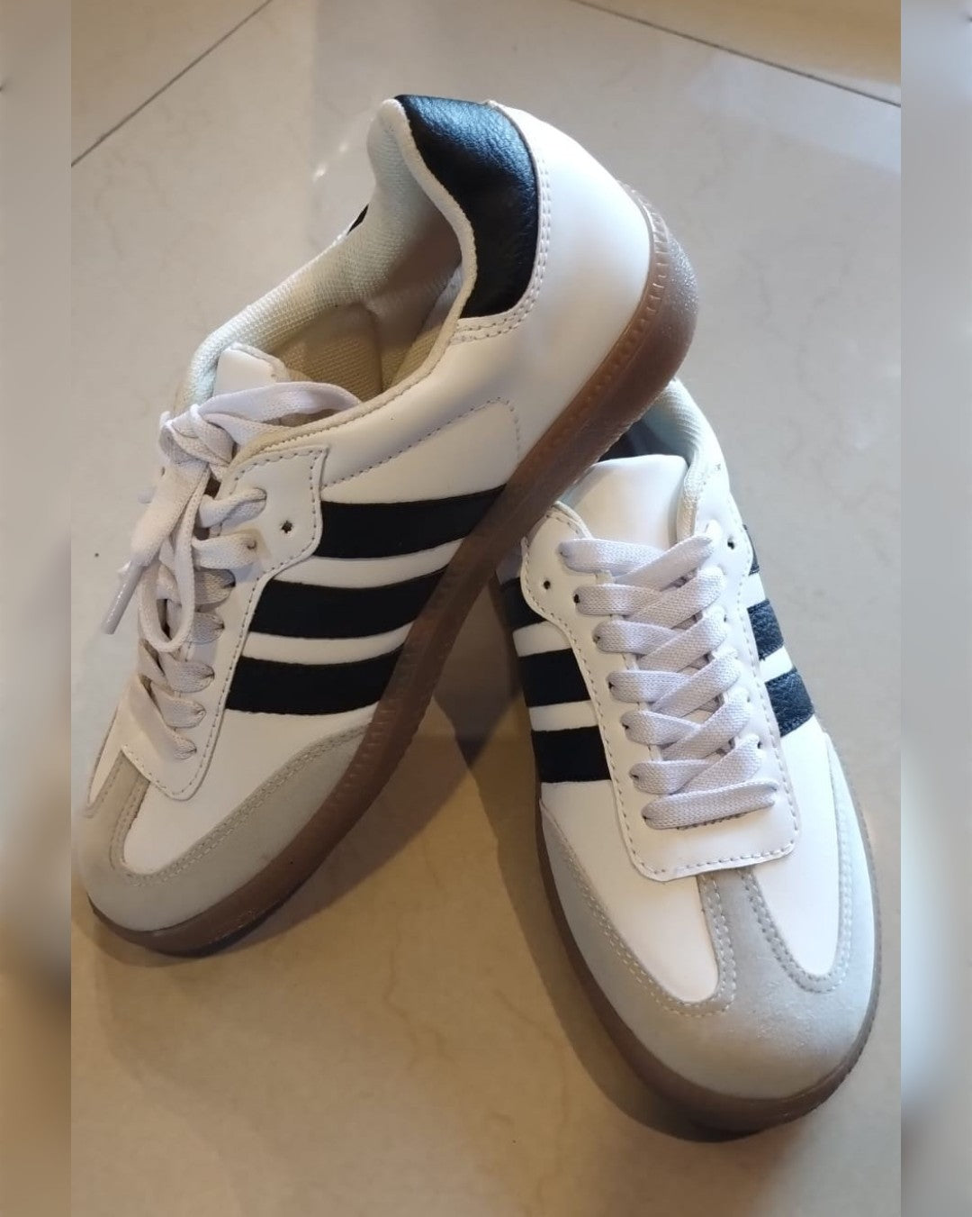 TENIS BLANCOS CON FRANJA NEGRA TEN-3015
