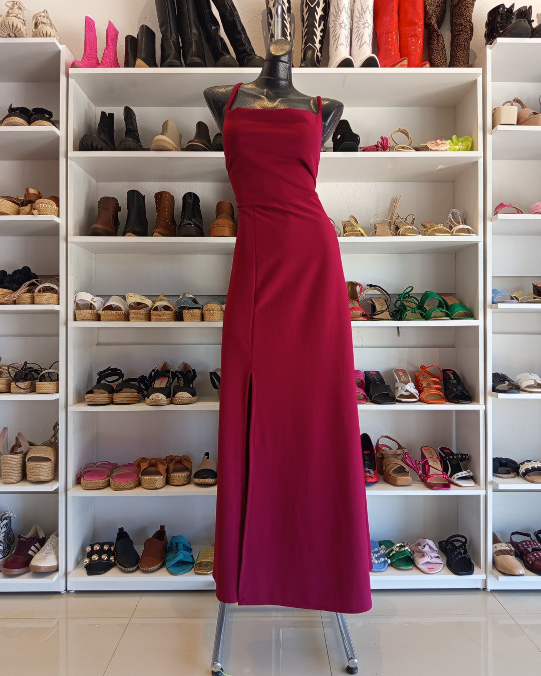 S0254 VESTIDO LARGO COLOR TINTO, CON FALDA LÍNEA A Y TIRAS CRUZADAS EN LA ESPALDA