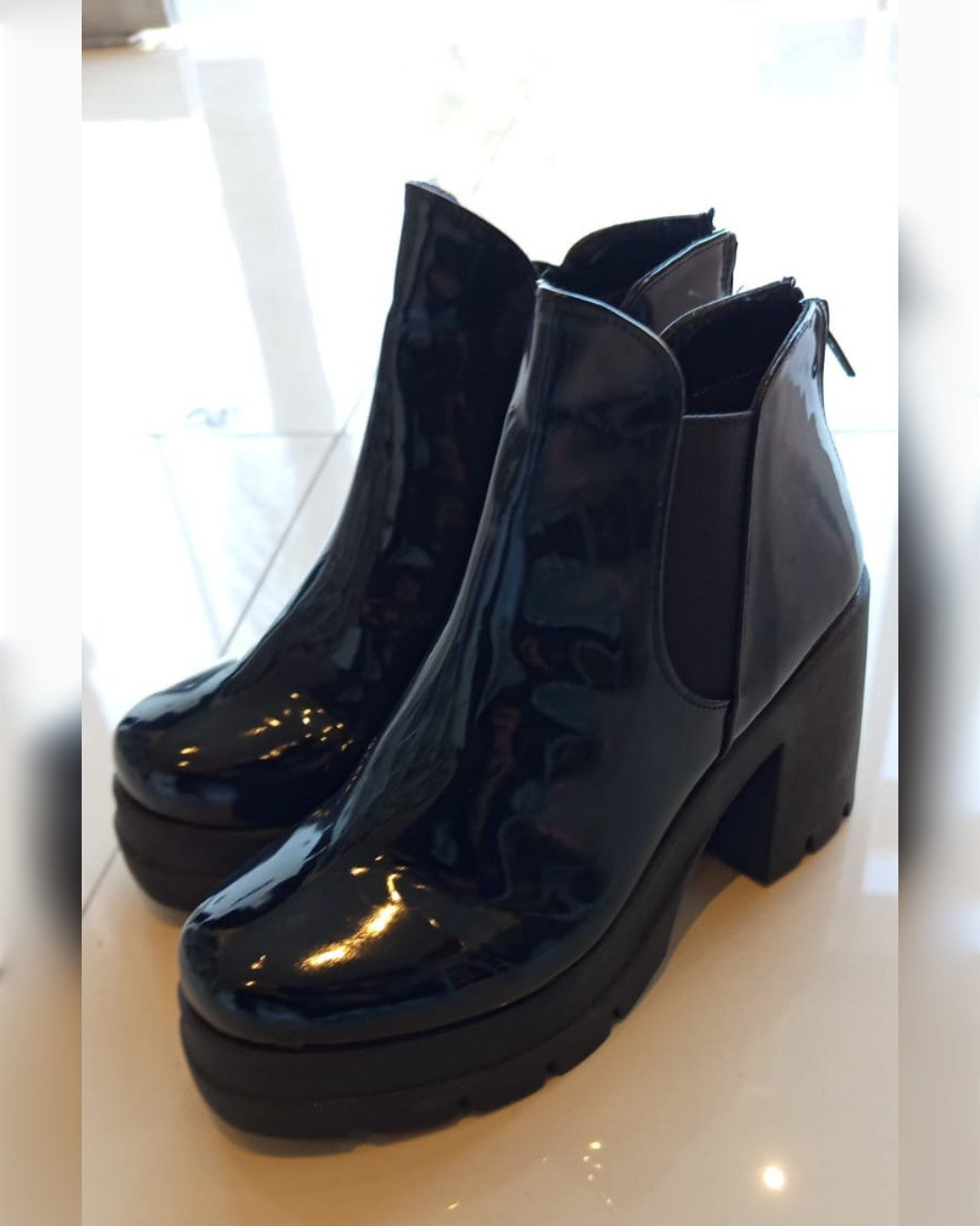 BOTAS DE CHAROL CON PLATAFORMA, DE TACÓN CUADRADO