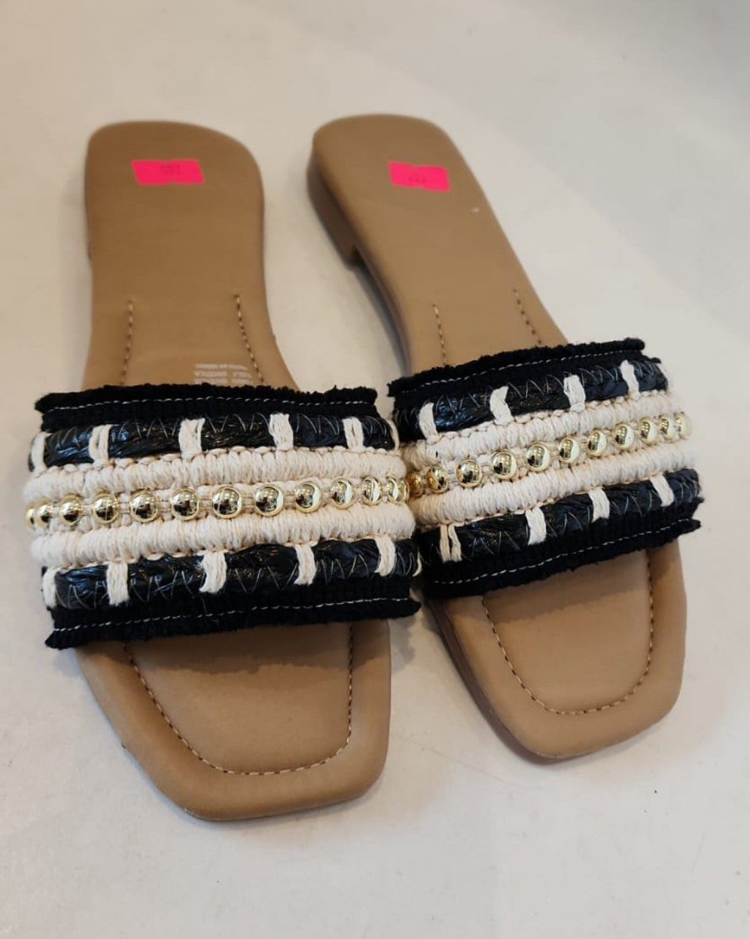 SAN-5031 SANDALIAS TEJIDAS COLOR NEGRO CON APLICACIONES DORADAS