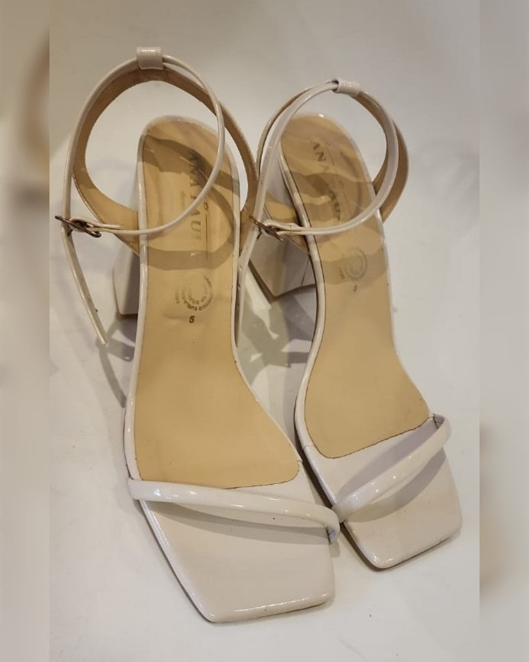 ZAPATILLAS DE PULSERA CHAROL COLOR HUEVO ZAP-2034