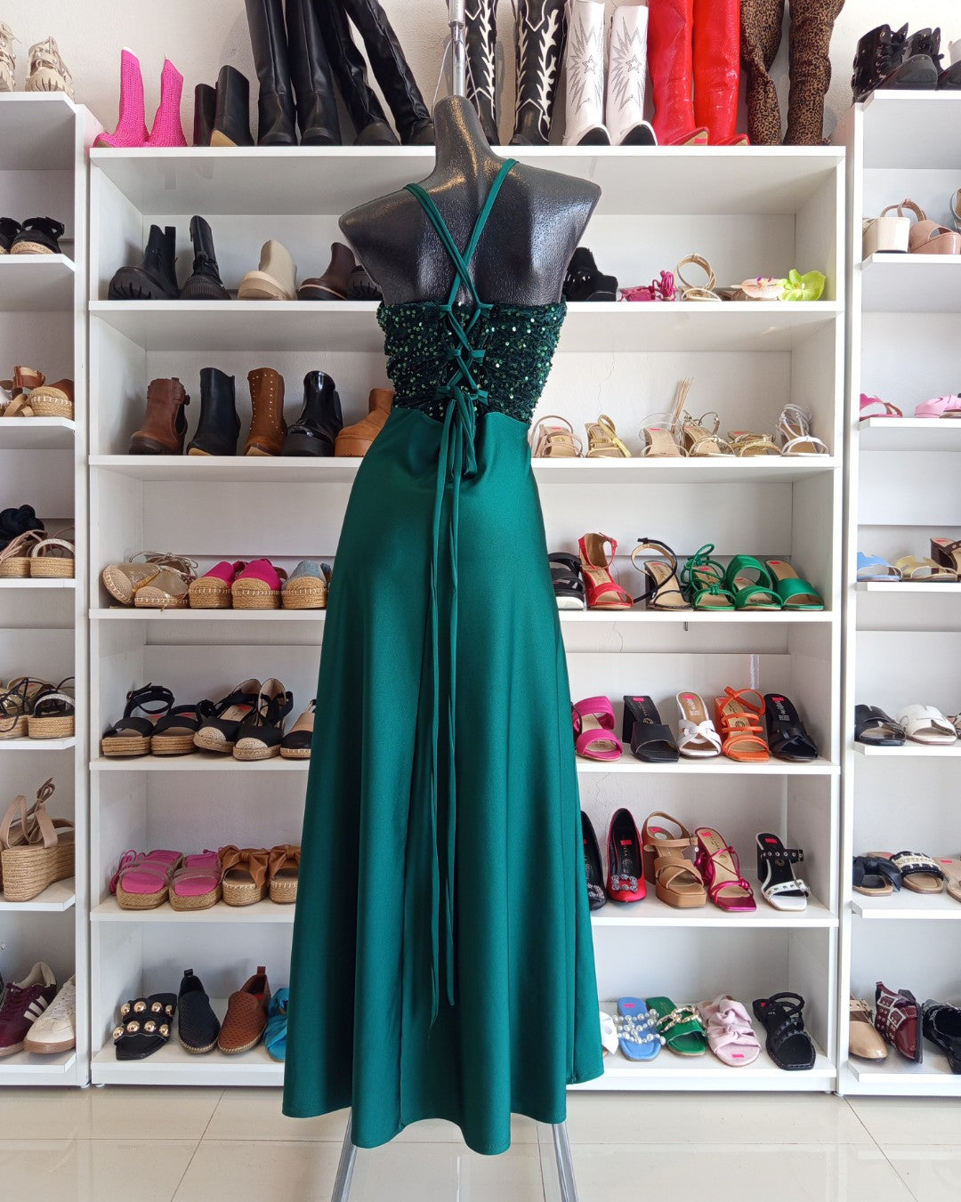 S0243 VESTIDO LARGO VERDE ESMERALDA, CON LENTEJUELAS EN EL PETO Y ABIERTA EN LA FALDA