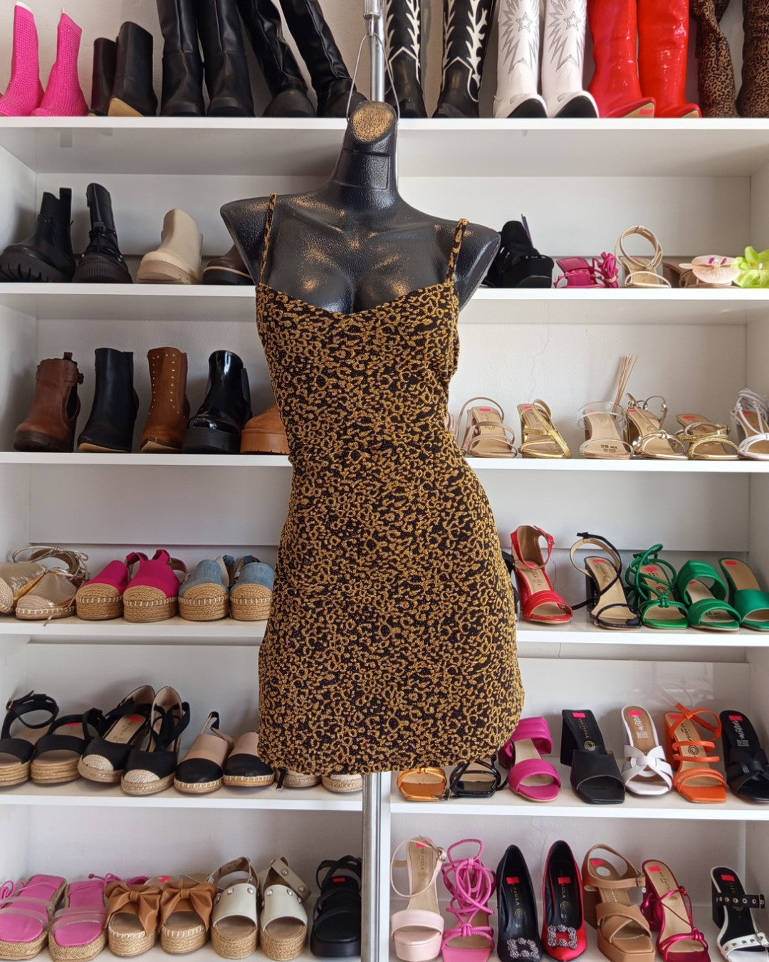 S0245 VESTIDO PRINT, NEGRO CON DORADO DE TIRANTES
