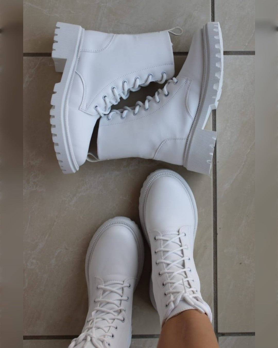 BOTAS BLANCAS CON AGUJETAS
