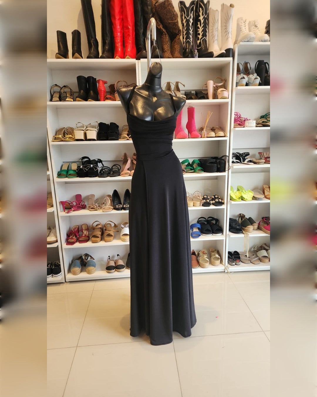 VESTIDO NEGRO LARGO, ESPALDA DESCUBIERTA CON CINTILLAS CRUZADAS Y ABIERTA EN LA PIERNA