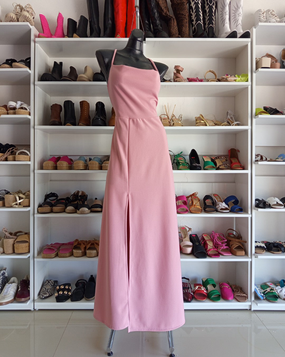 S0202 VESTIDO ROSA PALO LARGO, FALDA MEDIO CIRCULAR,  TIRAS CRUZADAS EN LA ESPALDA