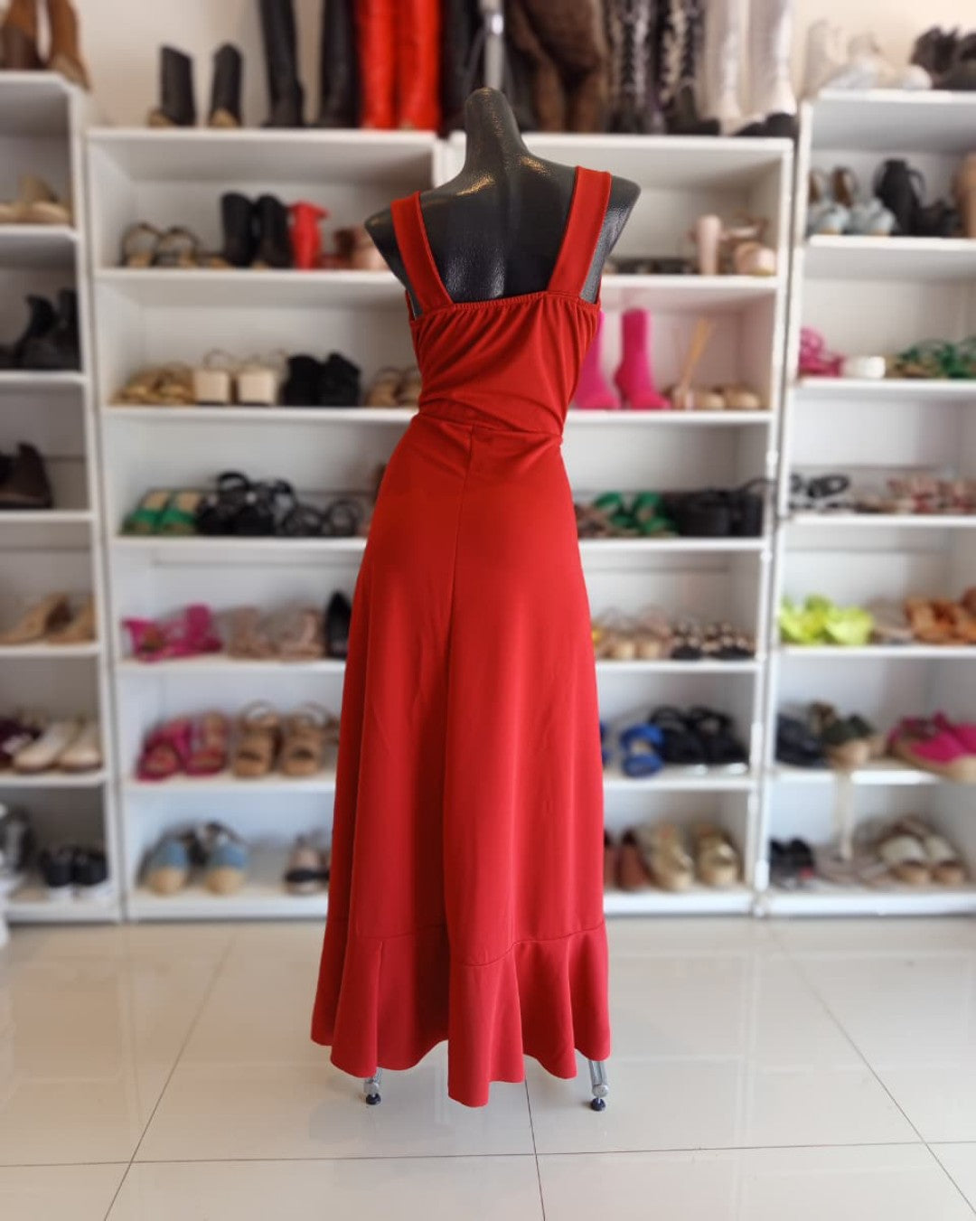 VESTIDO COLOR CHEDRÓN CON ESCAROLAS EN LA FALDA, DE TIRANTES GRUESOS
