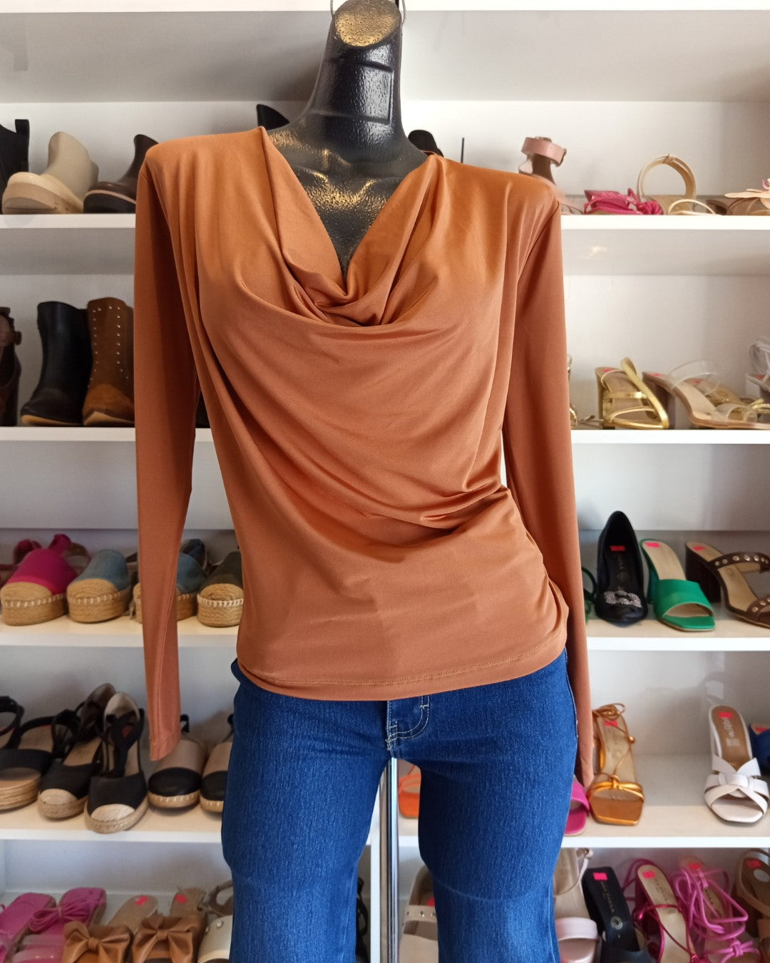 S0211 BLUSA TERRACOTA CON CUELLO DRAPEADO, DE MANGA LARGA