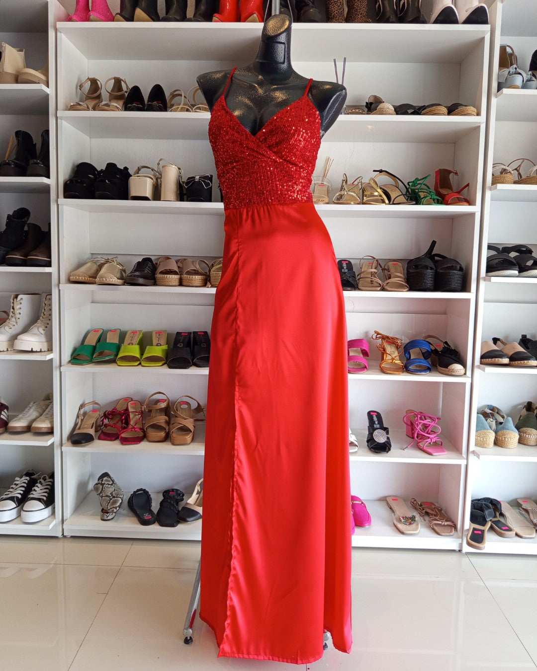 VESTIDO ROJO, LARGO, CON LENTEJUELAS EN EL PETO
