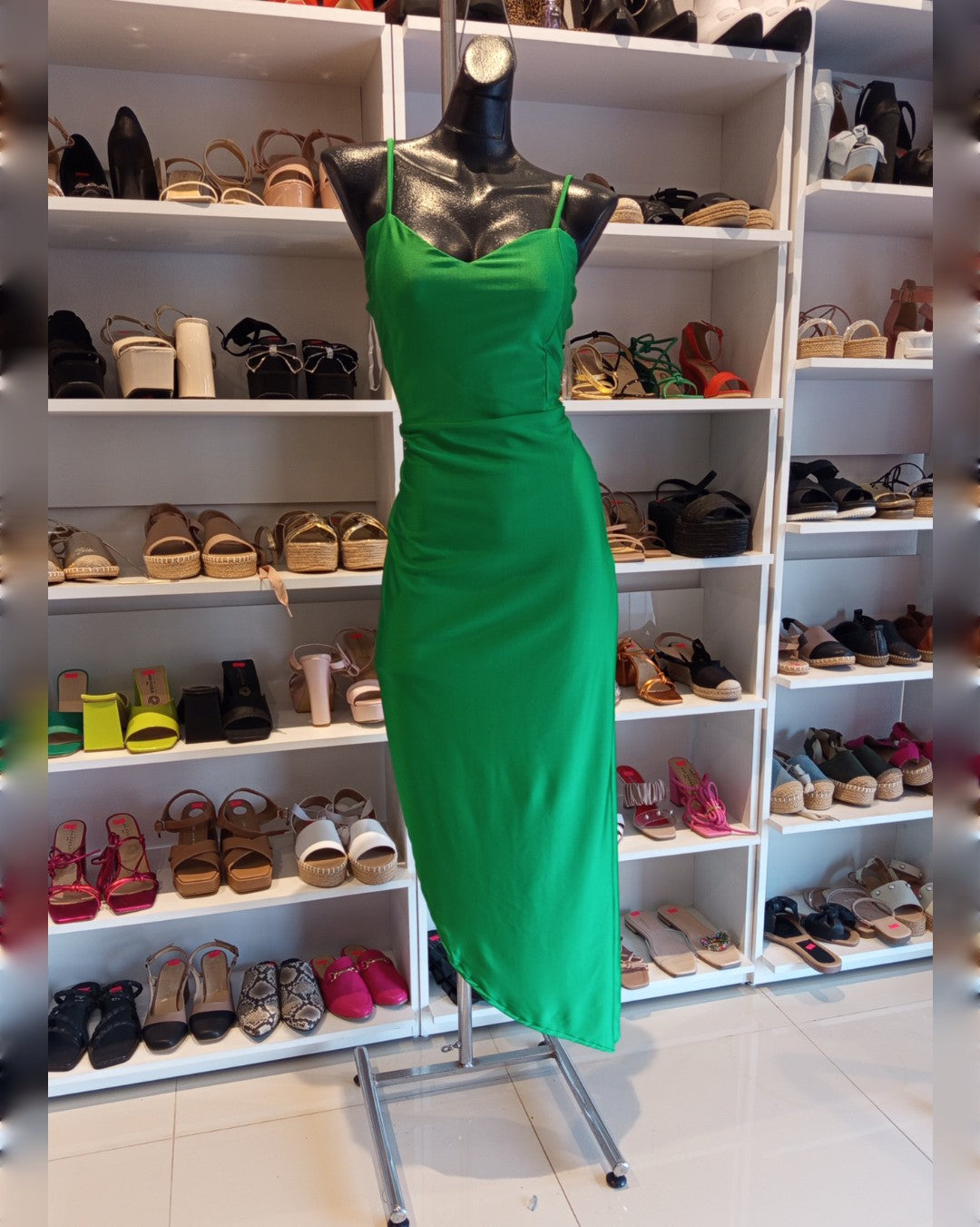 VESTIDO VERDE LIMÓN, DE TIRANTES, CON FALDA ASIMÉTRICA