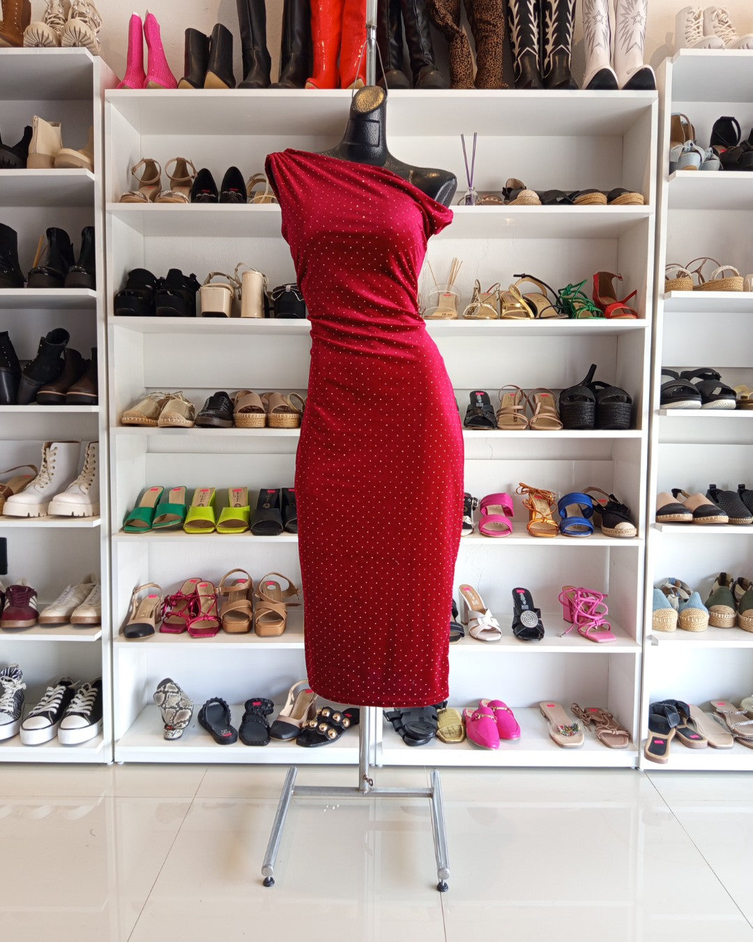 VESTIDO TINTO MIDI, DE TERCIOPELO CON GLITTER PLATEADO, DETALLE EN HOMBRO TORCIDO.