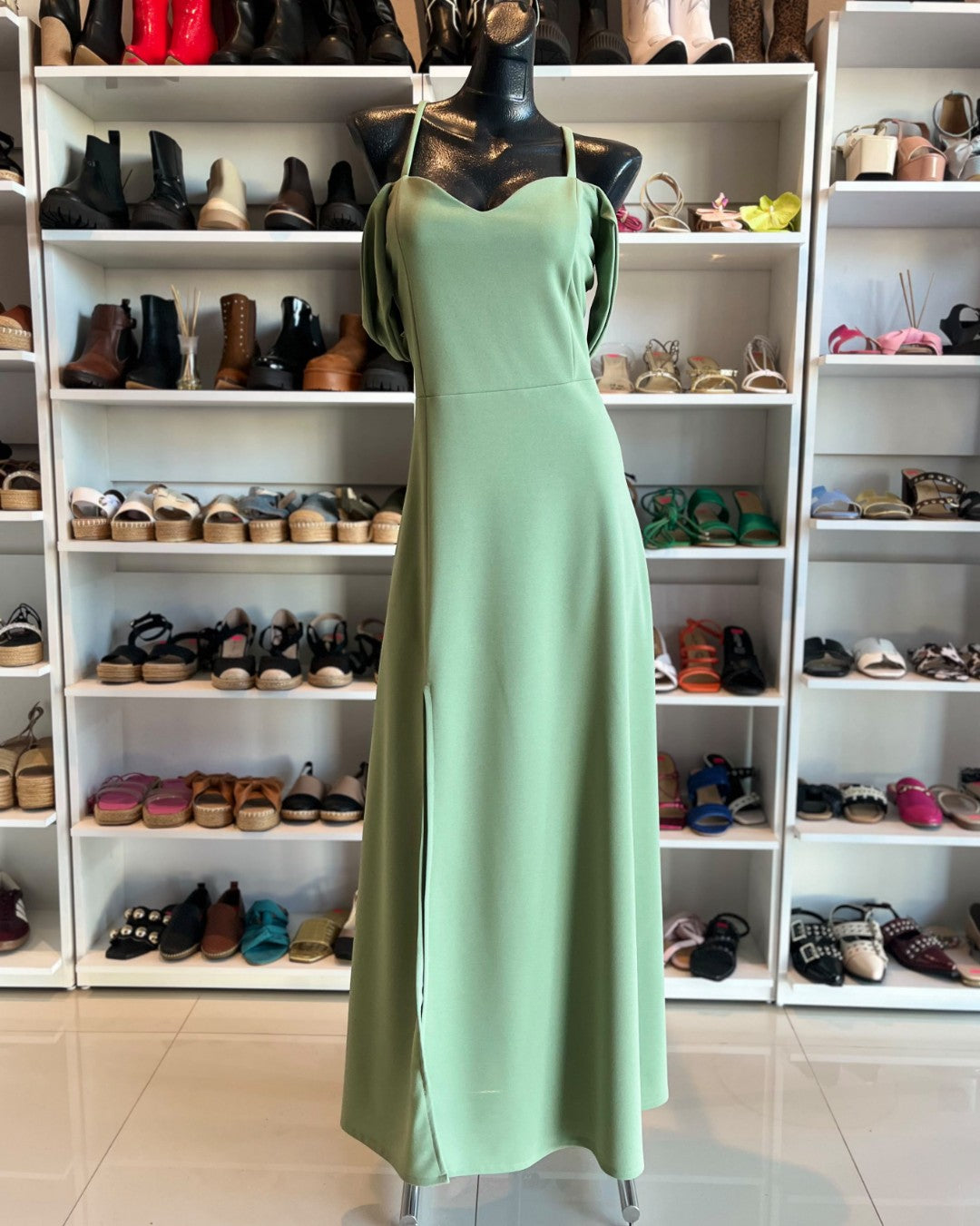 S0276 VESTIDO LARGO COLOR VERDE OLIVO, CON MANGAS CAÍDAS, DE FALDA LÍNEA A CON ABIERTA