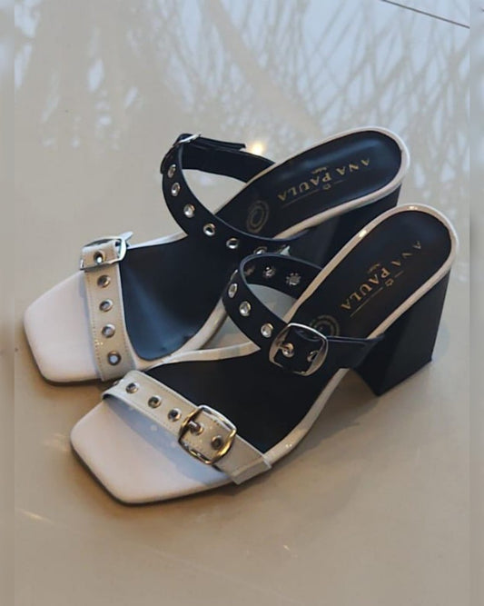 ZAPATILLAS CON HEBILLAS, COLOR BLANCO CON NEGRO