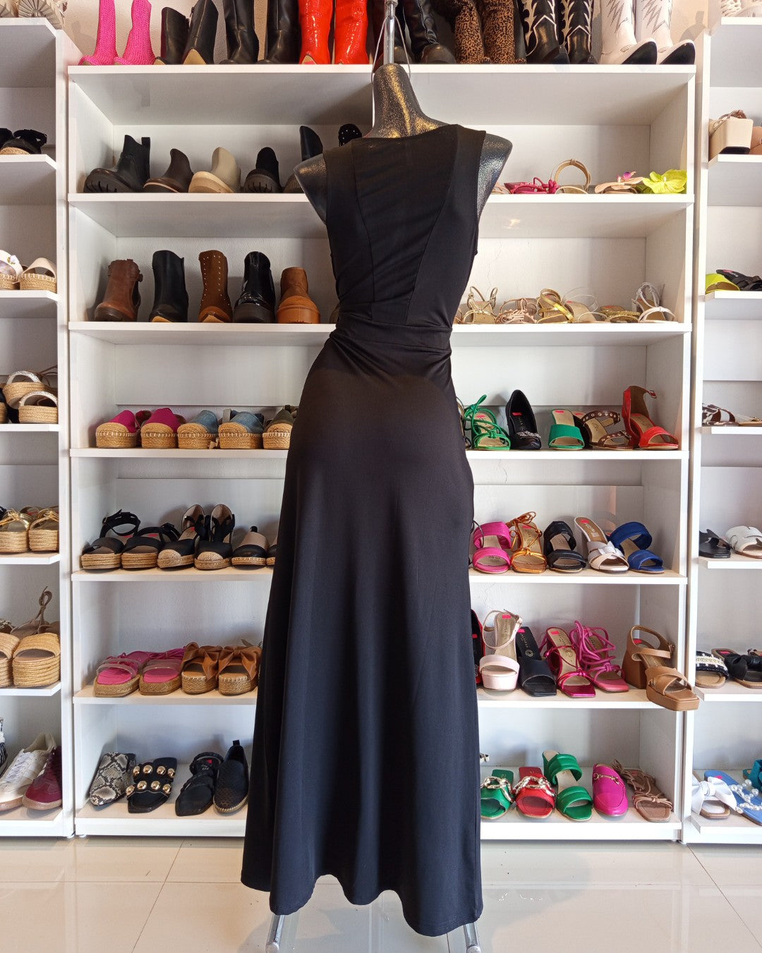 S0144 VESTIDO NEGRO LARGO, CON DOS ABIERTAS EN LA FALDA, FALDA LÍNEA A, CON TRANSPARENCIAS NEGRAS EN ESCOTE Y ESPALDA