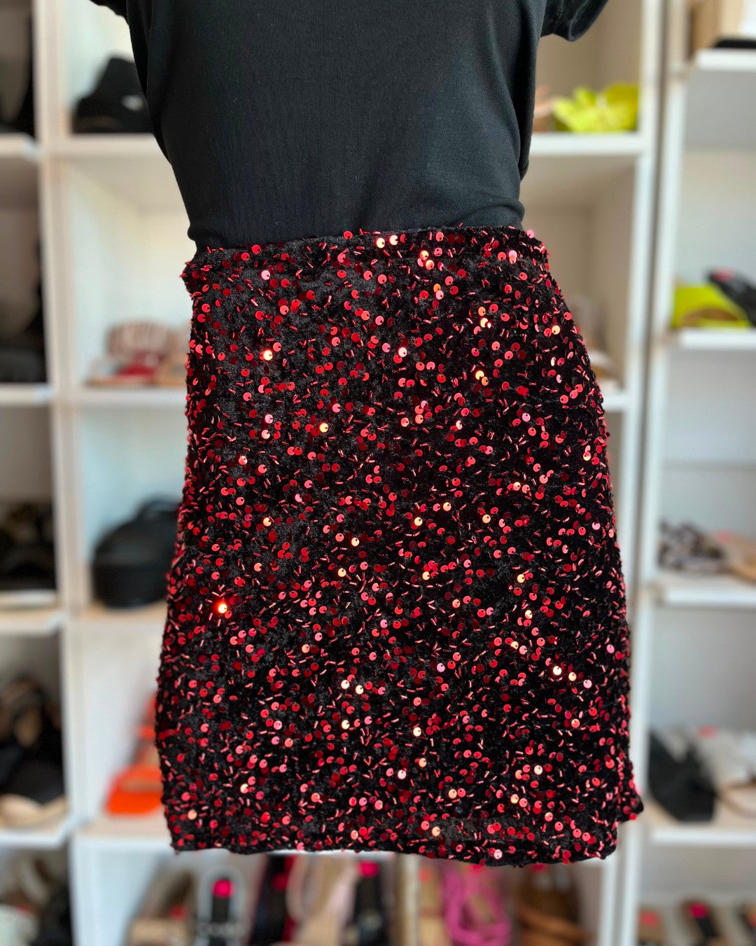 S0127 FALDA DE LENTEJUELAS ROJAS CON FONDO DE TERCIOPELO NEGRO STRETCH