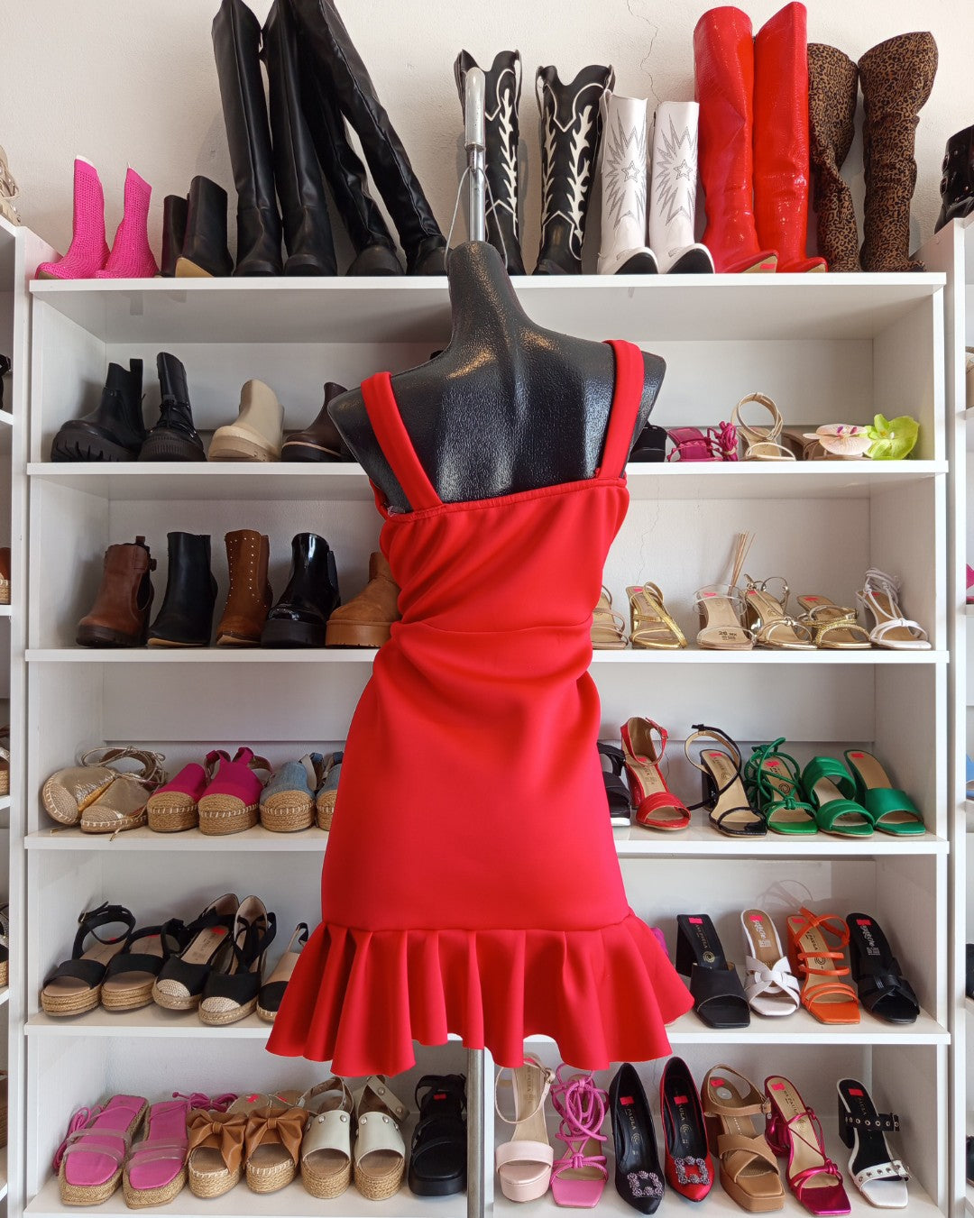 S0242 VESTIDO ROJO CORTO, CON TIRANTES GRUESOS Y ESCAROLA EN LA FALDA