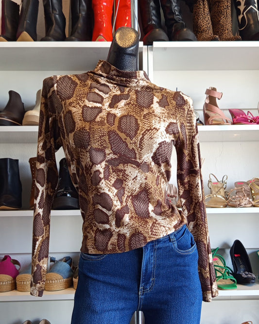 S0138 BLUSA ESTAMPADA ANIMAL PRINT VÍBORA, MANGA LARGA, CUELLO ALTO, STRETCH